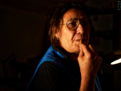 E a questo punto arriva il momento topico. Patrizia avvicina le labbra alla sua creazione da cui fuoriesce un fischio acuto e sonoro. Il gallo � quindi pronto per la �prova di virilit��